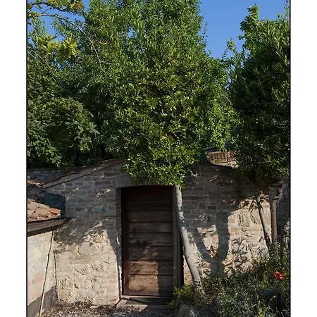 לינה וארוחת בוקר Casale Virgili 4*